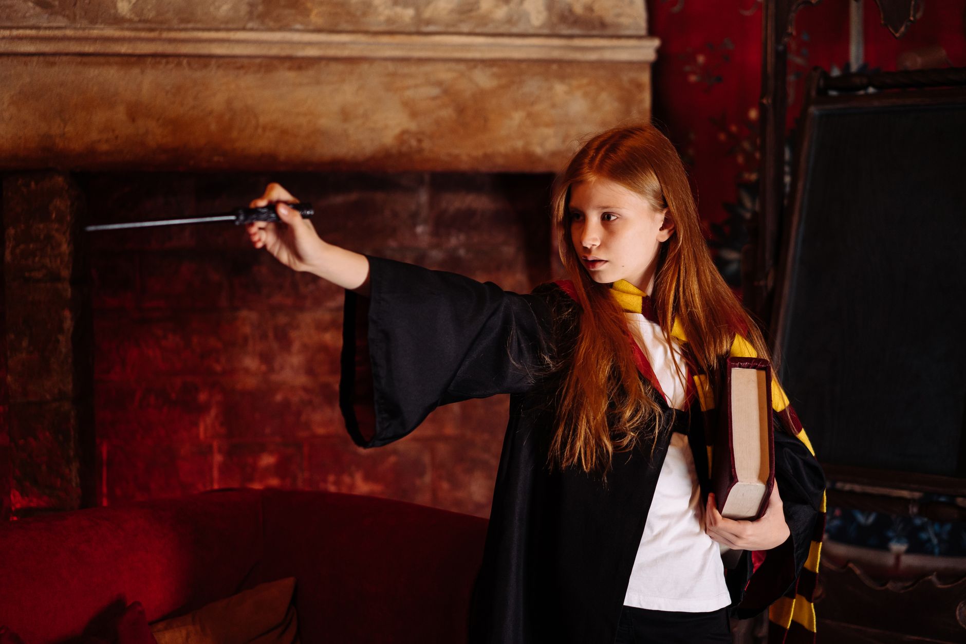 découvrez alecto carrow, l'un des personnages les plus controversés de l'univers harry potter. plongez dans son rôle en tant que professeur de défense contre les forces du mal et explorez la complexité de son allégeance, ses motivations et son impact sur l'intrigue magique. un voyage captivant au cœur des ténèbres de poudlard.