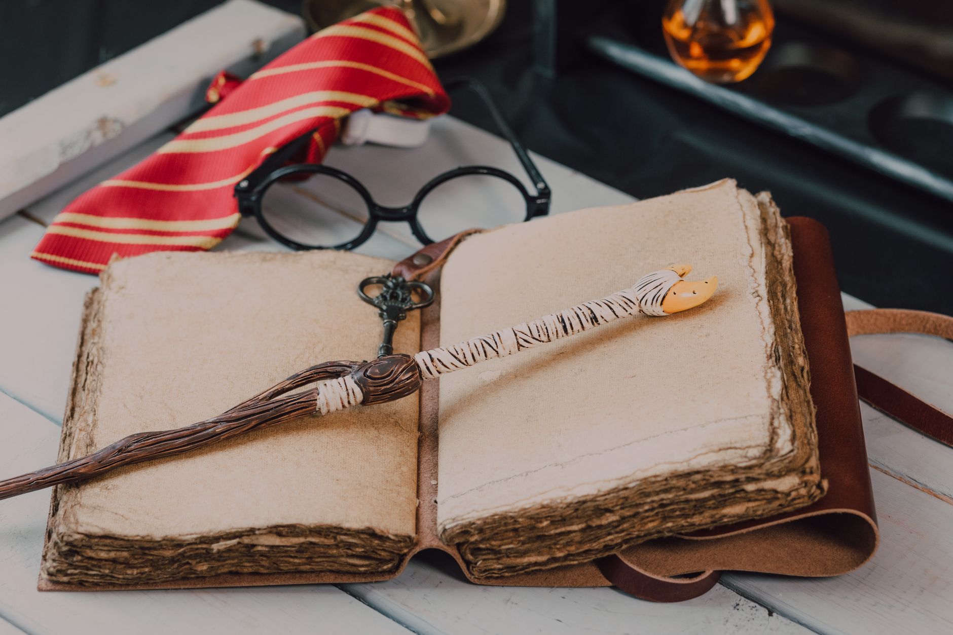 découvrez hedwige, la fidèle chouette d'harry potter, et explorez son rôle symbolique dans l'univers captivant de j.k. rowling. plongez dans l'importance de cette créature magique qui incarne l'amitié, la loyauté et le passage à l'âge adulte au cœur de la saga emblématique.