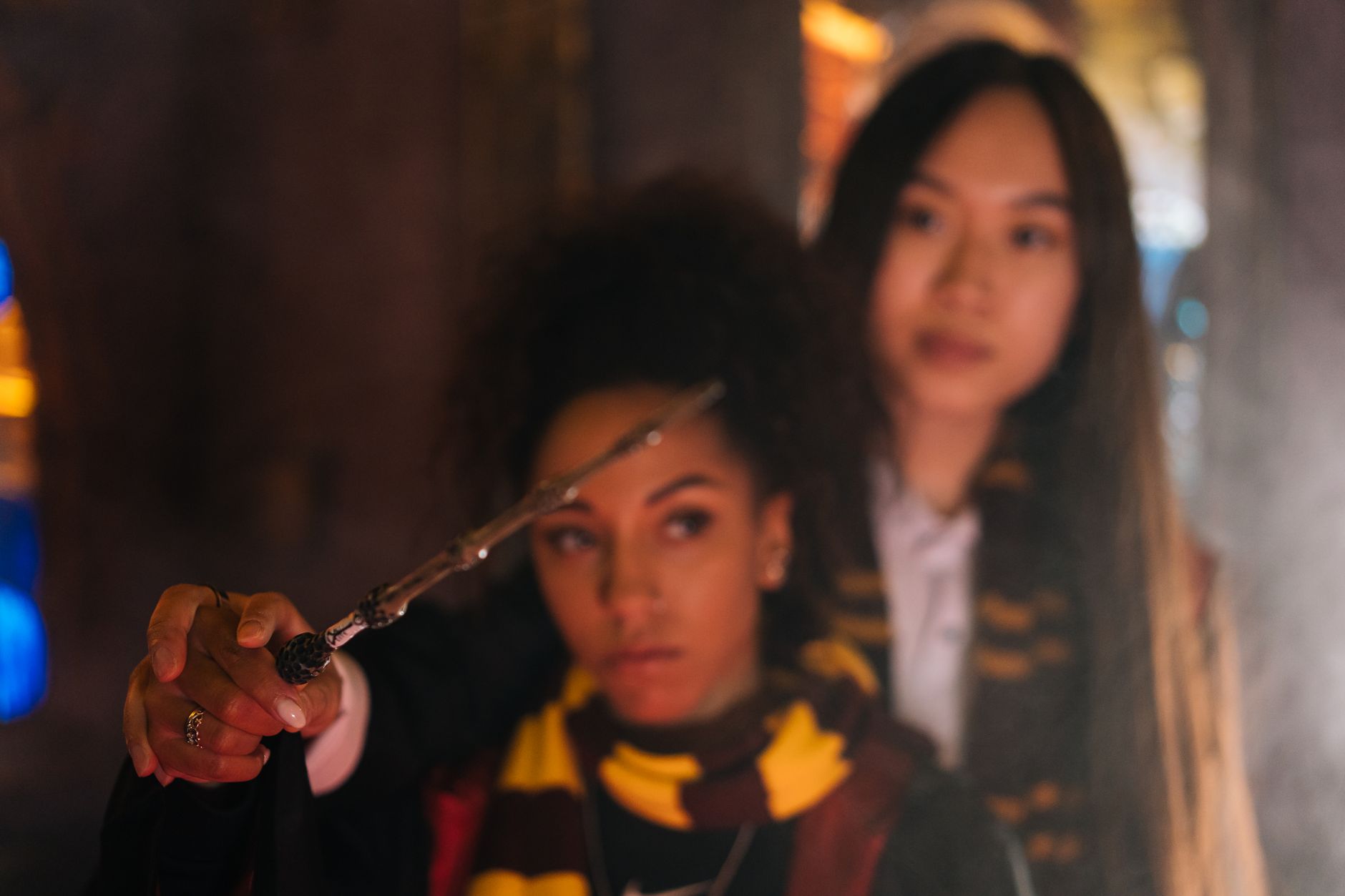découvrez l'histoire fascinante et complexe de bellatrix lestrange, l'une des sorcières les plus emblématiques de l'univers d'harry potter. plongez dans son parcours, de son allégeance à voldemort à ses tragiques choix, et explorez les raisons qui font d'elle un personnage aussi intrigant et redouté.